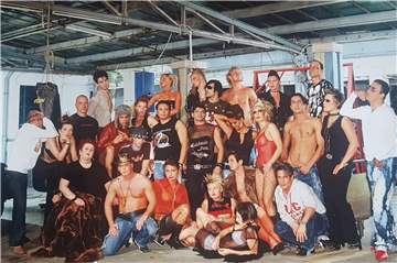 Für ein Plakat wurde das Bungalow-Club-Team eingekleidet, geschminkt und fotografiert. Das Bild entstand allerdings nicht im Club, sondern in einer extra dafür gemieteten Location. DJ Der Wolf ist links mittig mit Hut und schwarzem Rebel-Shirt.
