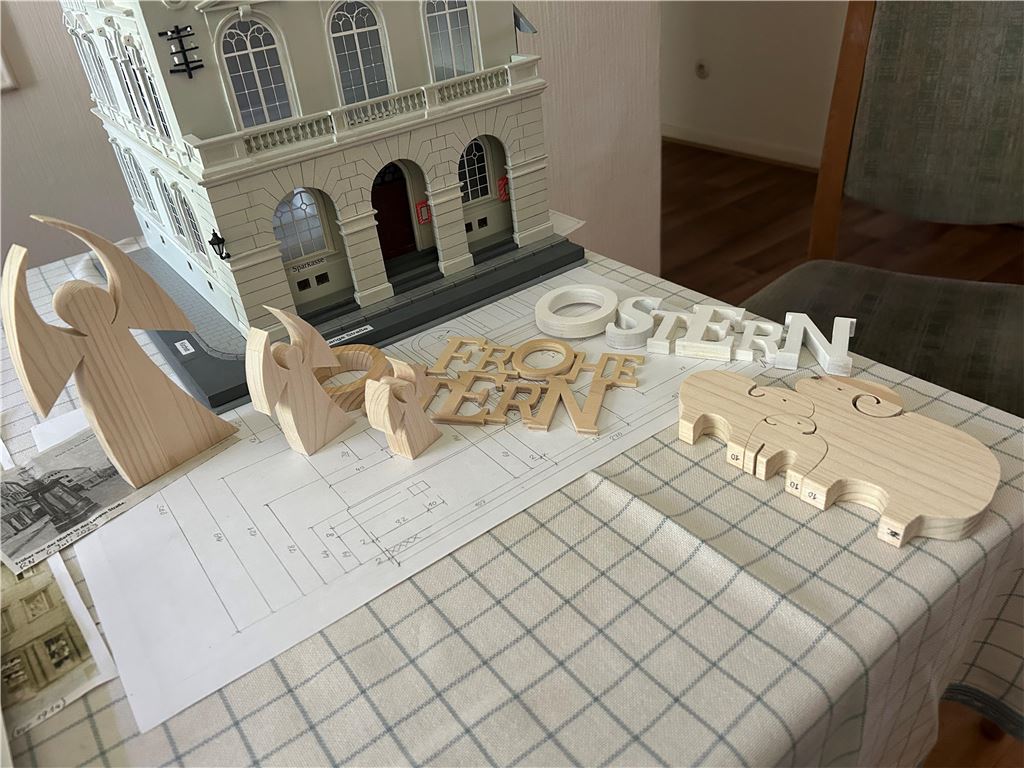 Herzensangelegenheit für Werner Männig: Altes Rathaus als Modell nachgebaut Neben dem Modell des Ratshauses stehen Holzengel und andere Dekorationen.