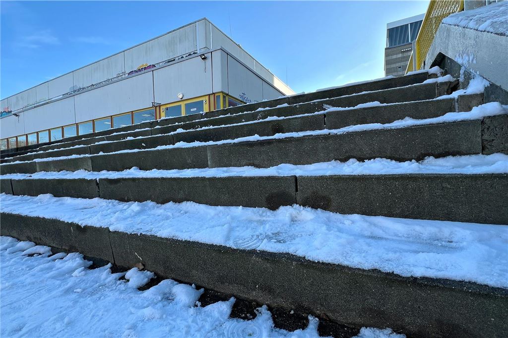 Unnas Sporthallen für Gehbehinderte nicht zu bewältigen Eine Treppe mit sechs Stufen vor dem Eingang der Hellweg Sporthallen in Unna ist mit Schnee bedeckt.