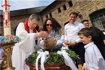 Für gewöhnlich findet der ökumenische Pfingstgottesdienst im Schlosshof von Haus Opherdicke statt. Dieses Mal wird er in den Garten verlegt – findet aber in Präsenz statt.