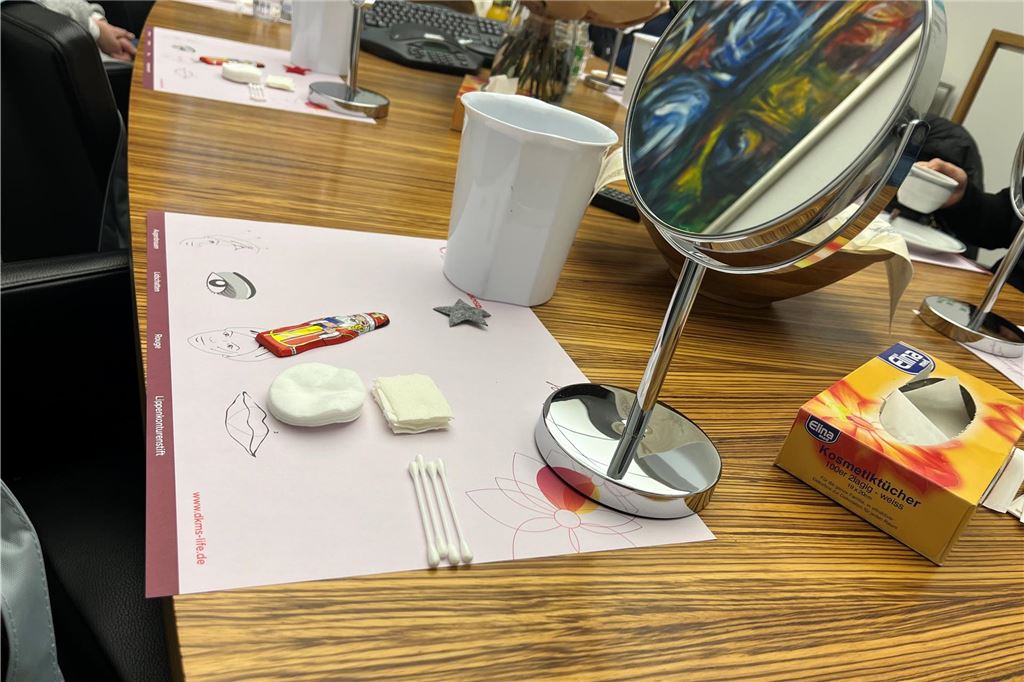 Kosmetikseminar für Krebspatientinnen: Ein Stück Alltag in schweren Zeiten Ein Kosmetikspiegel, Wattestäbchen, Wattepads und ein Kosmetikmülleimer.