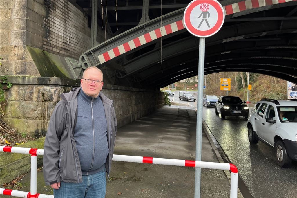 Anwohner-Ärger über Mühlencenter hält an Für manche Fußgänger endet der Weg entlang der Kantstraße nun an diesem Sperrbügel vor der Eisenbahnunterführung. Andreas Sieberg beobachtet, dass dies zu gefährlichen Querungen der stark befahrenen Fahrbahn führt.