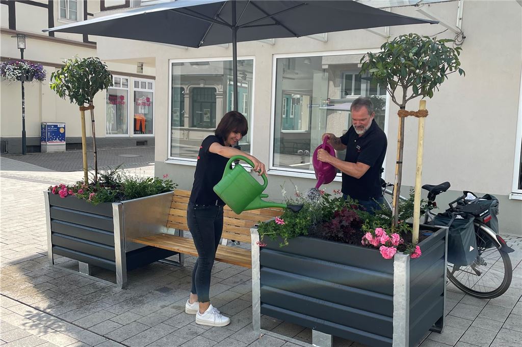 Baustelle, Festa, dann Sandkasten: Unna auch 2025 sommerlich möbliert Vor dem Rathaus und der Katharinenkirche in Unna steht ein großer, weißer 3D-Schriftzug: "UNNA". Dahinter ist eine Baustelle.