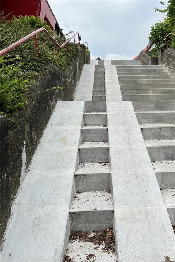 Schlusspointe für Unnas Treppenwitz Die mit Trittstufen durchsetzte Schräge öffnet die Treppe von der Kantstraße zur Friedrich-List-Straße in Unna auch für den Rollverkehr.