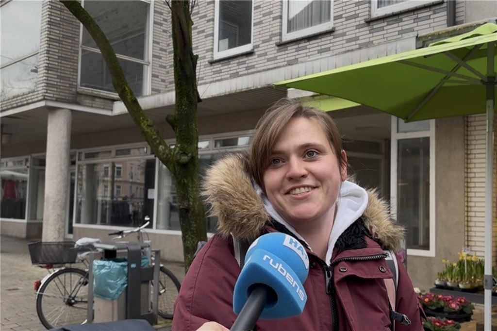 Romantik oder Kommerz? Wie Kamener zum Valentinstag stehen Sarah Maurer beantwortet auf dem Wochenmarkt in Kamen Fragen zu einer Umfrage zum Valentinstag.