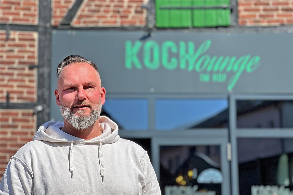 Sebastian Hansen ist neuer Chef der Kochlounge: „Ich habe mich in den Ort verliebt“ Sebastian Hansen steht vor der Kochlounge im Hof in Fröndenberg