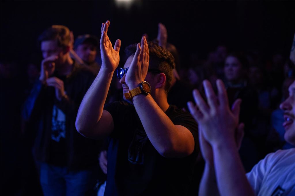 Tanzende Menschen beim Ruhrtal-Rockfest in der Kulturschmiede in Fröndenberg