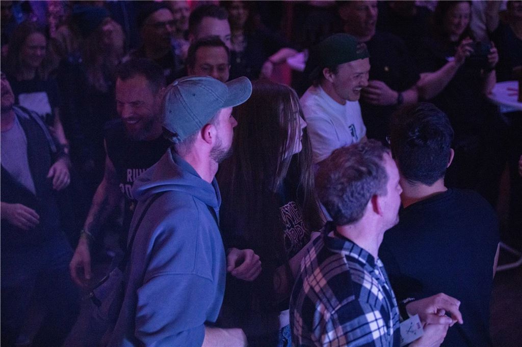 Tanzende Menschen beim Ruhrtal-Rockfest in der Kulturschmiede in Fröndenberg
