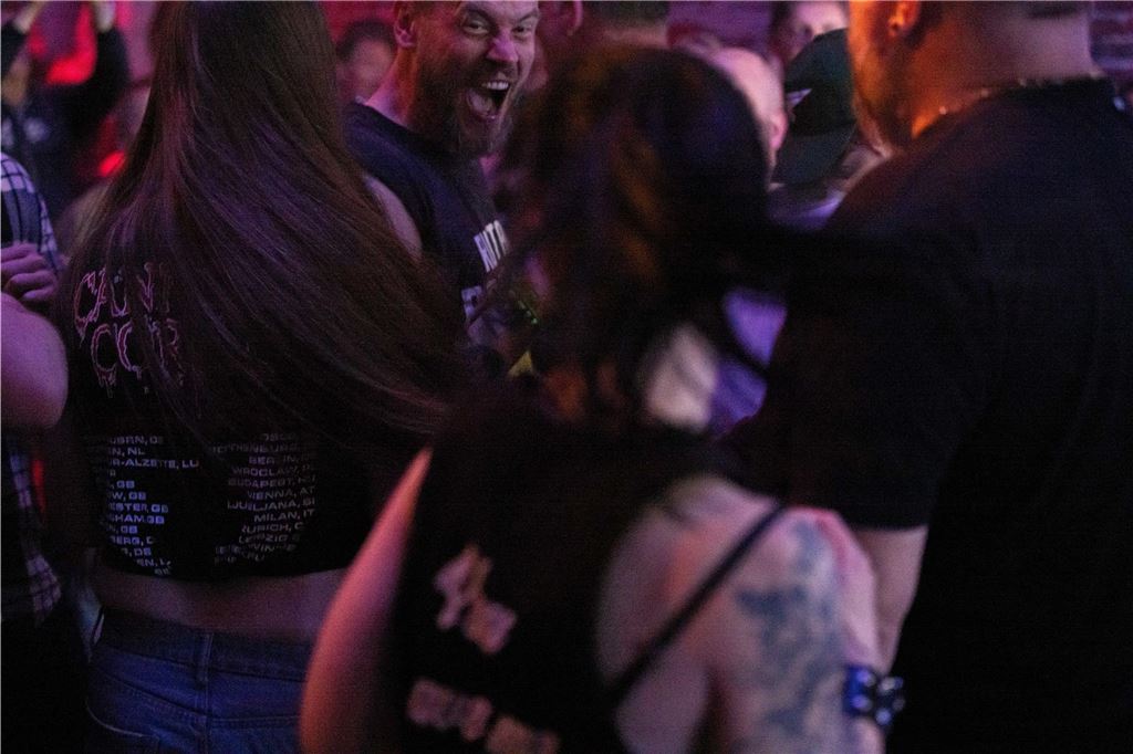 Tanzende Menschen beim Ruhrtal-Rockfest in der Kulturschmiede in Fröndenberg