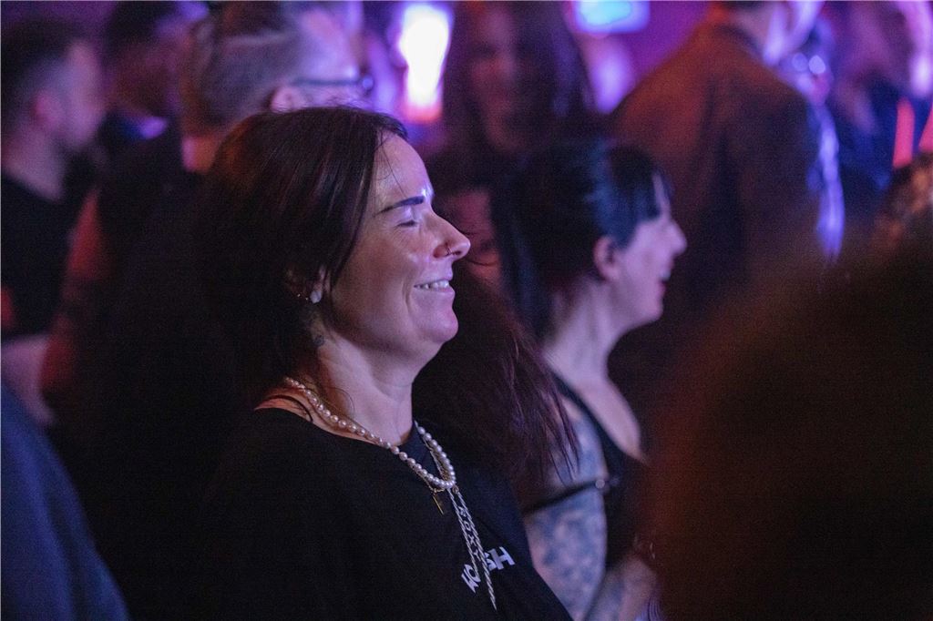 Tanzende Menschen beim Ruhrtal-Rockfest in der Kulturschmiede in Fröndenberg