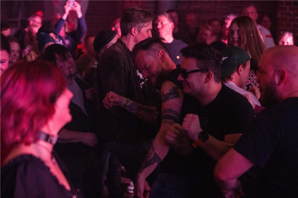 Tanzende Menschen beim Ruhrtal-Rockfest in der Kulturschmiede in Fröndenberg