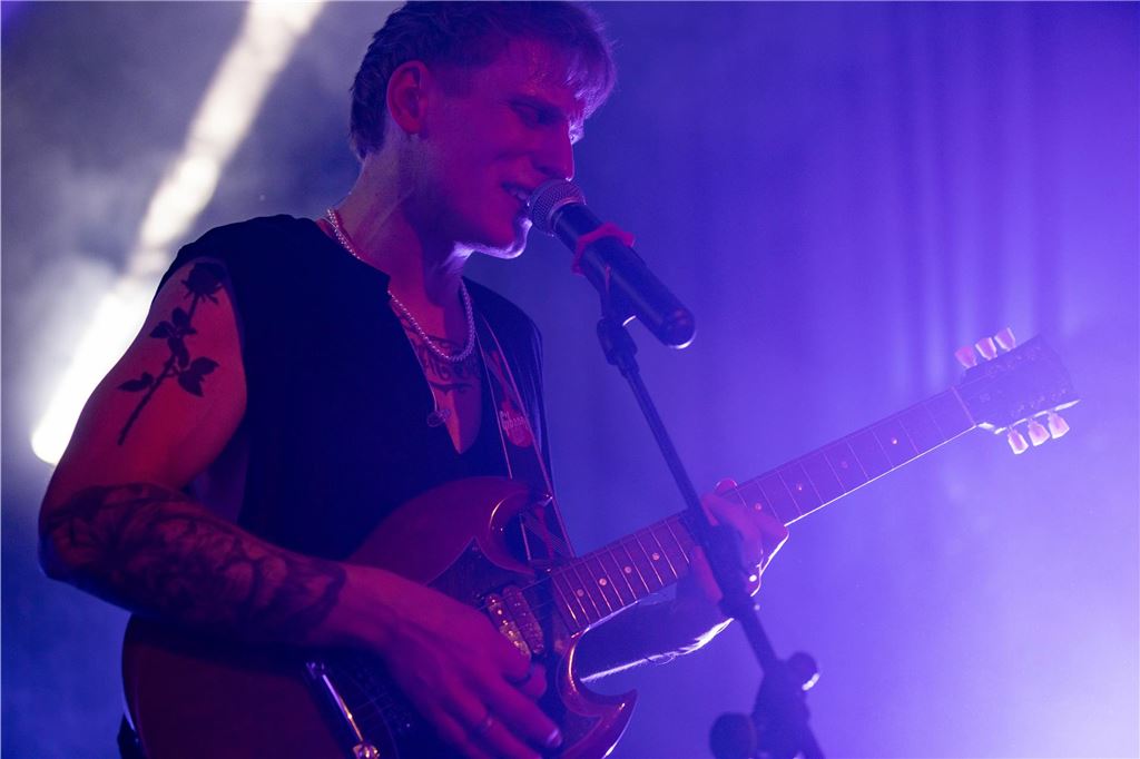 Tanzende Menschen beim Ruhrtal-Rockfest in der Kulturschmiede in Fröndenberg