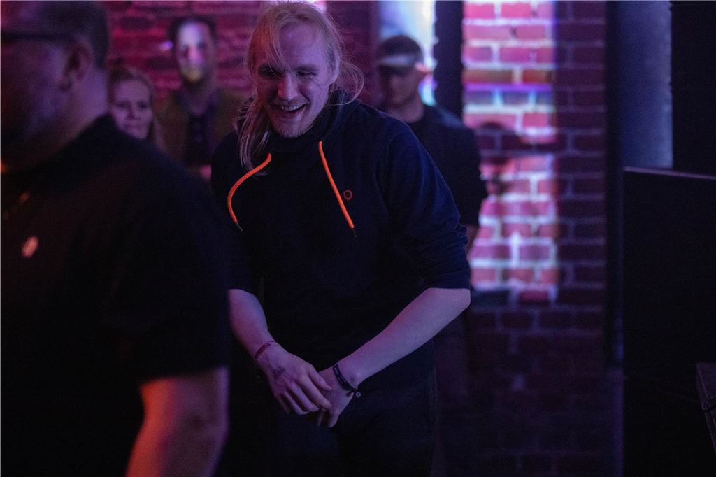 Tanzende Menschen beim Ruhrtal-Rockfest in der Kulturschmiede in Fröndenberg