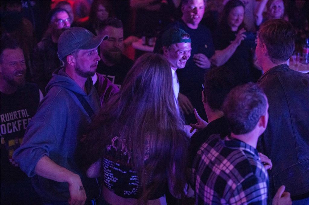 Tanzende Menschen beim Ruhrtal-Rockfest in der Kulturschmiede in Fröndenberg