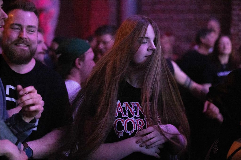 Tanzende Menschen beim Ruhrtal-Rockfest in der Kulturschmiede in Fröndenberg