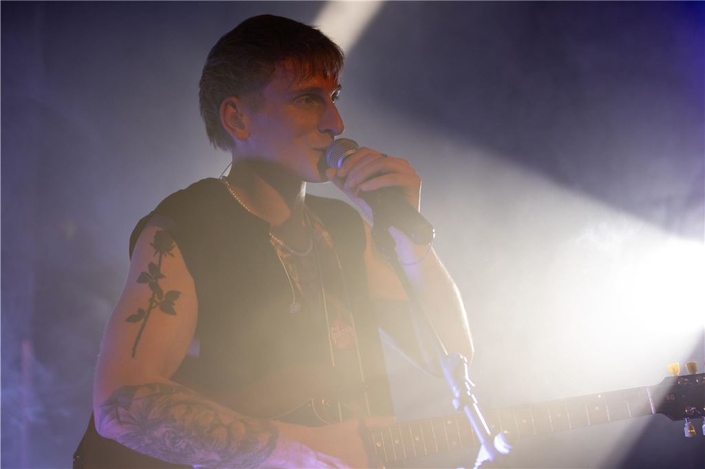 Tanzende Menschen beim Ruhrtal-Rockfest in der Kulturschmiede in Fröndenberg