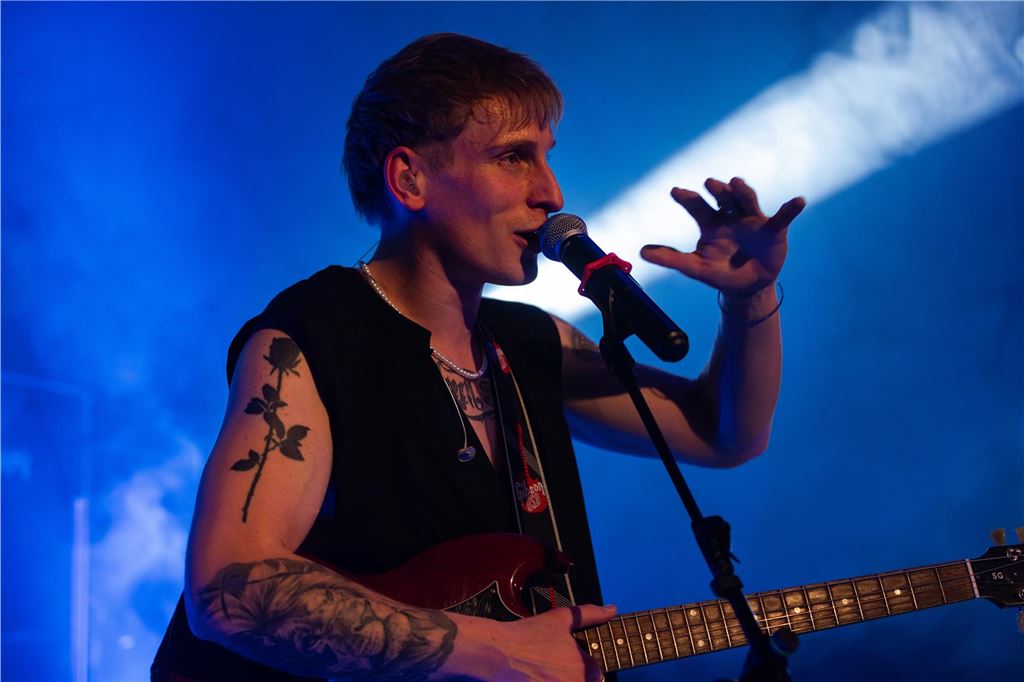 Tanzende Menschen beim Ruhrtal-Rockfest in der Kulturschmiede in Fröndenberg