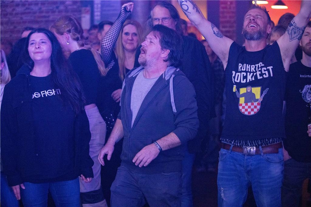 Tanzende Menschen beim Ruhrtal-Rockfest in der Kulturschmiede in Fröndenberg
