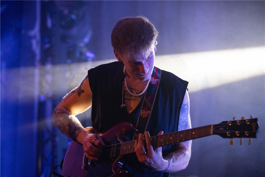 Tanzende Menschen beim Ruhrtal-Rockfest in der Kulturschmiede in Fröndenberg