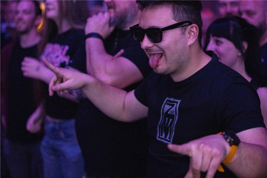 Tanzende Menschen beim Ruhrtal-Rockfest in der Kulturschmiede in Fröndenberg