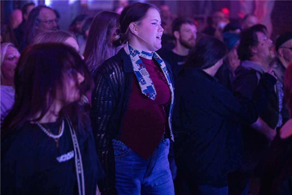 Tanzende Menschen beim Ruhrtal-Rockfest in der Kulturschmiede in Fröndenberg