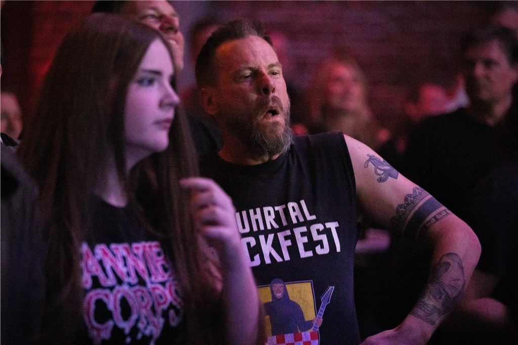Tanzende Menschen beim Ruhrtal-Rockfest in der Kulturschmiede in Fröndenberg