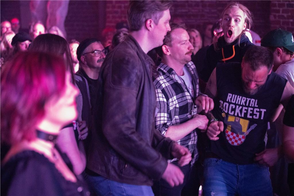 Tanzende Menschen beim Ruhrtal-Rockfest in der Kulturschmiede in Fröndenberg