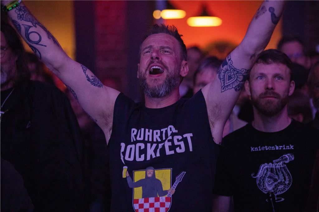 Tanzende Menschen beim Ruhrtal-Rockfest in der Kulturschmiede in Fröndenberg