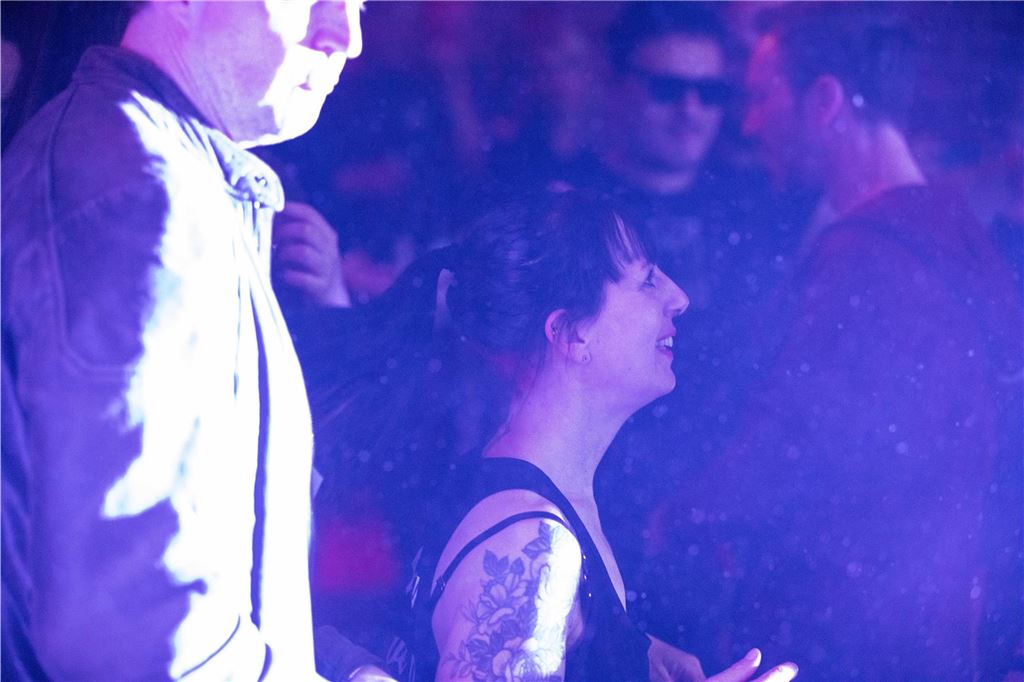 Tanzende Menschen beim Ruhrtal-Rockfest in der Kulturschmiede in Fröndenberg