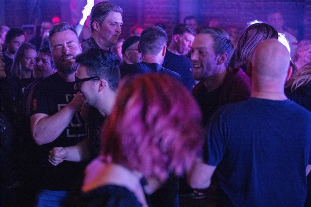 Tanzende Menschen beim Ruhrtal-Rockfest in der Kulturschmiede in Fröndenberg