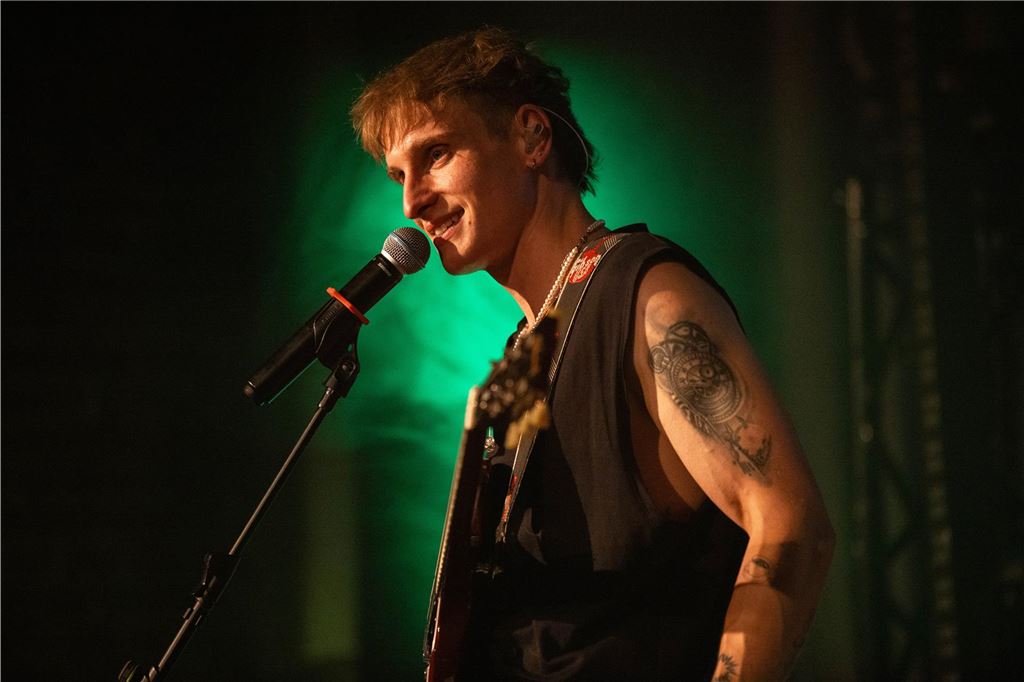 Tanzende Menschen beim Ruhrtal-Rockfest in der Kulturschmiede in Fröndenberg