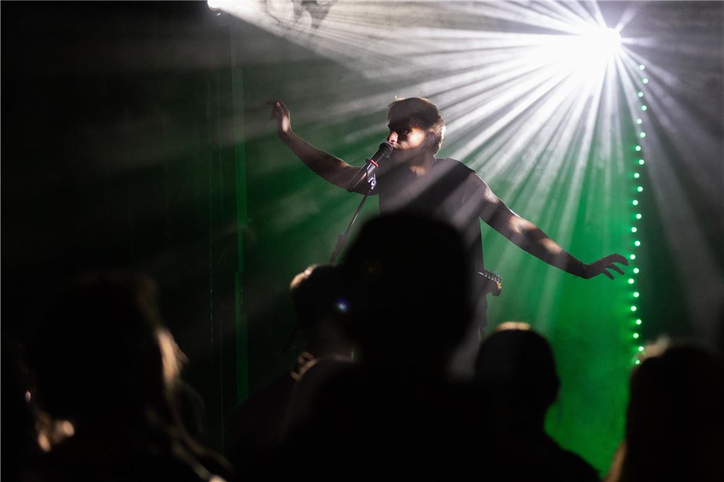 Tanzende Menschen beim Ruhrtal-Rockfest in der Kulturschmiede in Fröndenberg