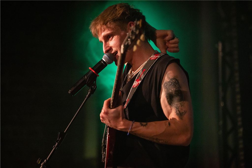 Tanzende Menschen beim Ruhrtal-Rockfest in der Kulturschmiede in Fröndenberg