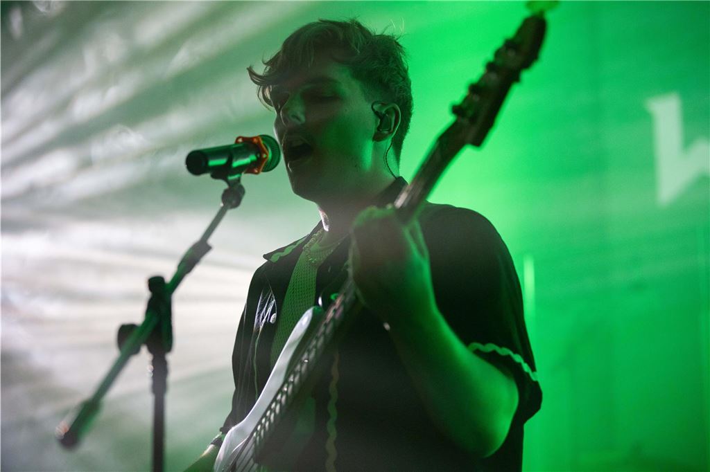 Tanzende Menschen beim Ruhrtal-Rockfest in der Kulturschmiede in Fröndenberg