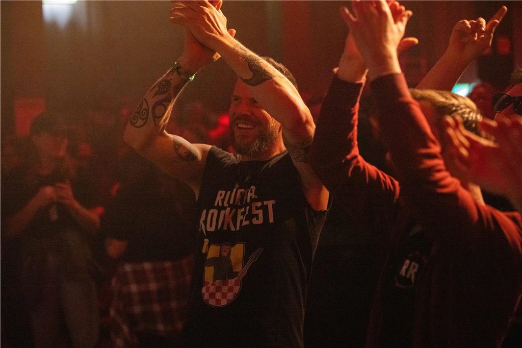Tanzende Menschen beim Ruhrtal-Rockfest in der Kulturschmiede in Fröndenberg