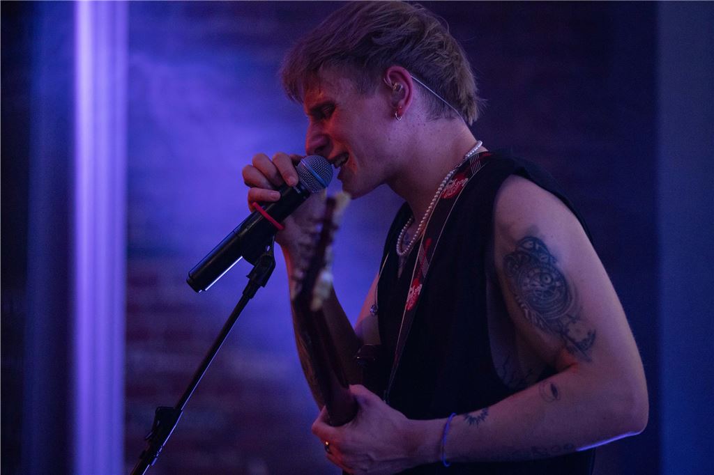 Tanzende Menschen beim Ruhrtal-Rockfest in der Kulturschmiede in Fröndenberg