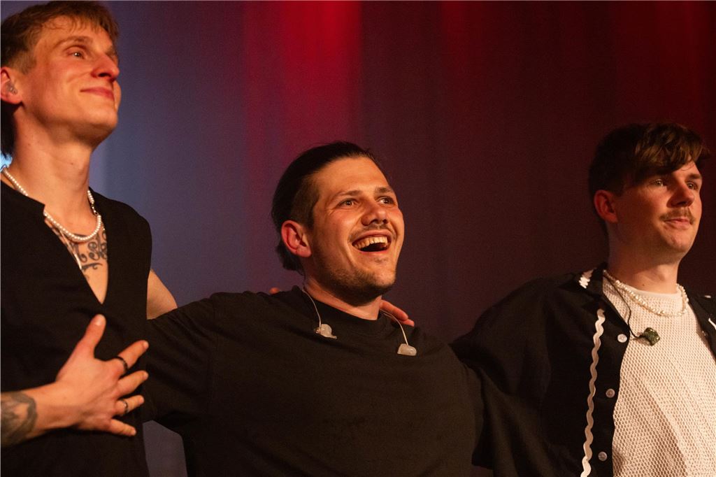 Tanzende Menschen beim Ruhrtal-Rockfest in der Kulturschmiede in Fröndenberg