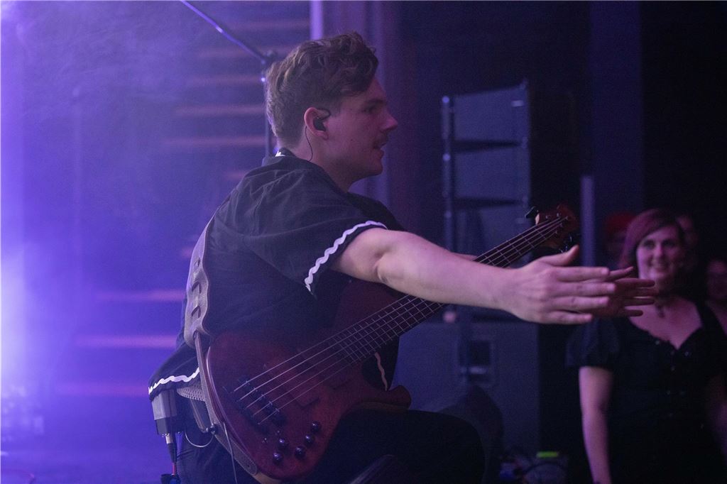 Tanzende Menschen beim Ruhrtal-Rockfest in der Kulturschmiede in Fröndenberg