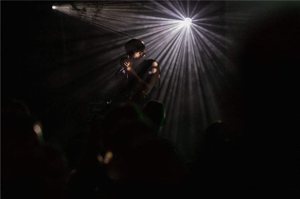 Tanzende Menschen beim Ruhrtal-Rockfest in der Kulturschmiede in Fröndenberg