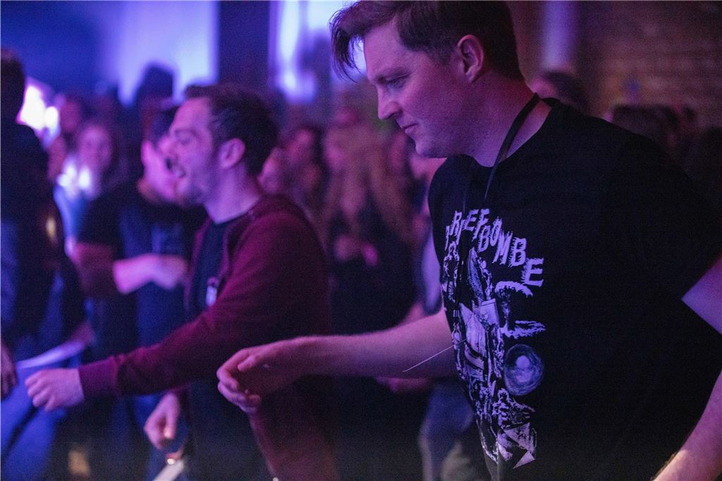 Tanzende Menschen beim Ruhrtal-Rockfest in der Kulturschmiede in Fröndenberg