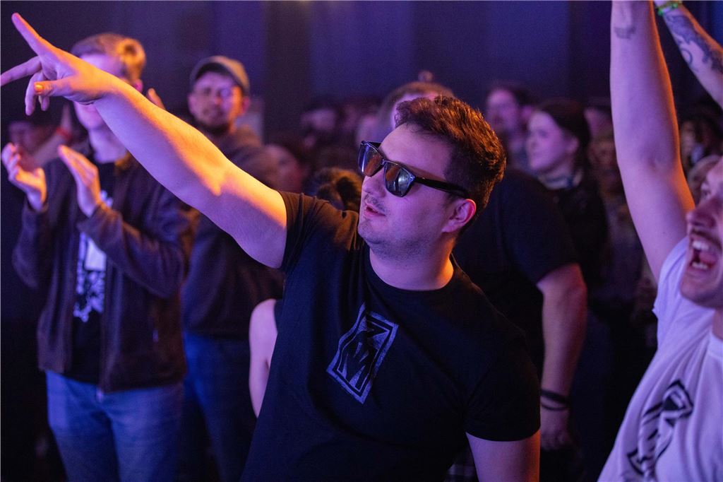 Tanzende Menschen beim Ruhrtal-Rockfest in der Kulturschmiede in Fröndenberg