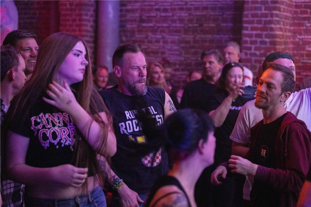 Tanzende Menschen beim Ruhrtal-Rockfest in der Kulturschmiede in Fröndenberg