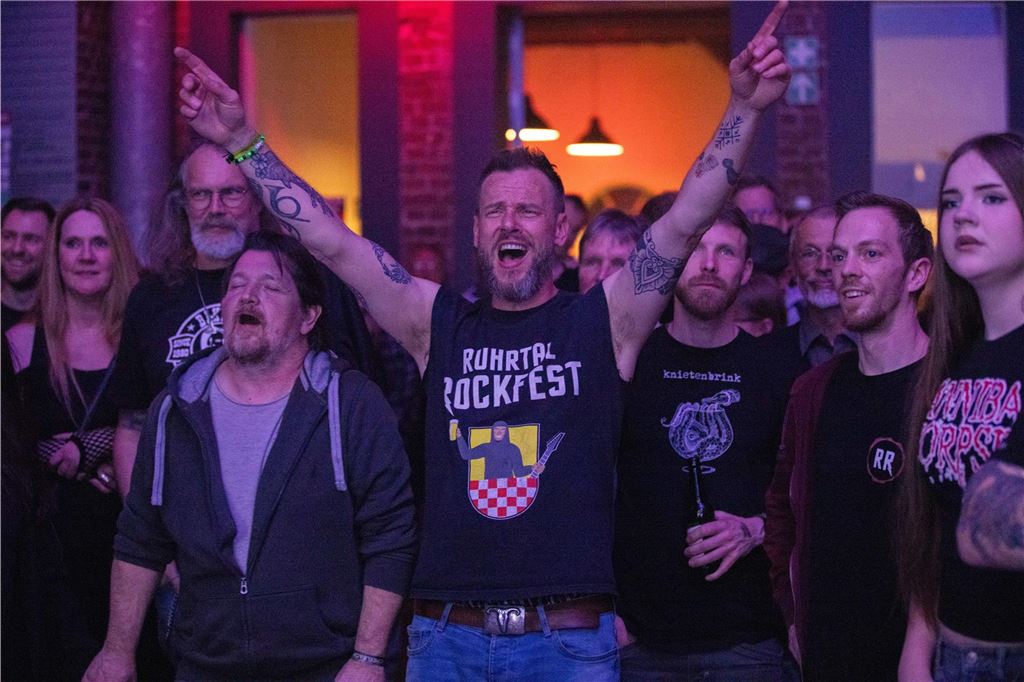 Tanzende Menschen beim Ruhrtal-Rockfest in der Kulturschmiede in Fröndenberg