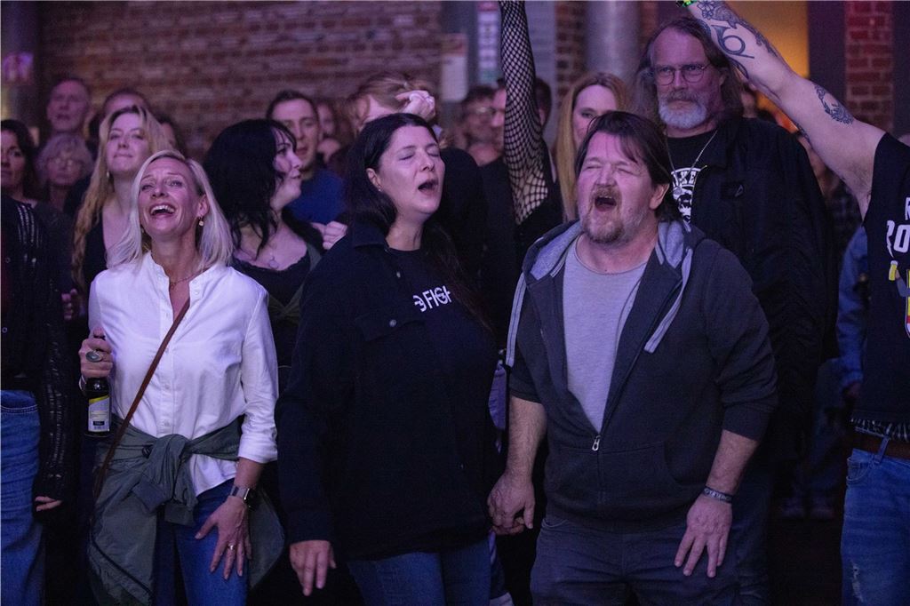 Tanzende Menschen beim Ruhrtal-Rockfest in der Kulturschmiede in Fröndenberg