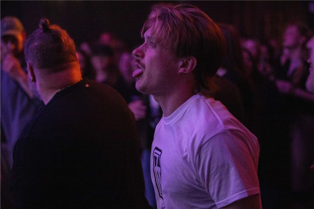 Tanzende Menschen beim Ruhrtal-Rockfest in der Kulturschmiede in Fröndenberg