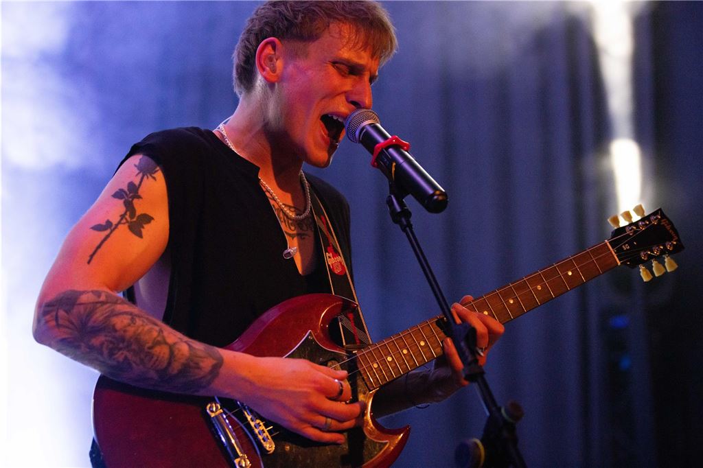 Tanzende Menschen beim Ruhrtal-Rockfest in der Kulturschmiede in Fröndenberg