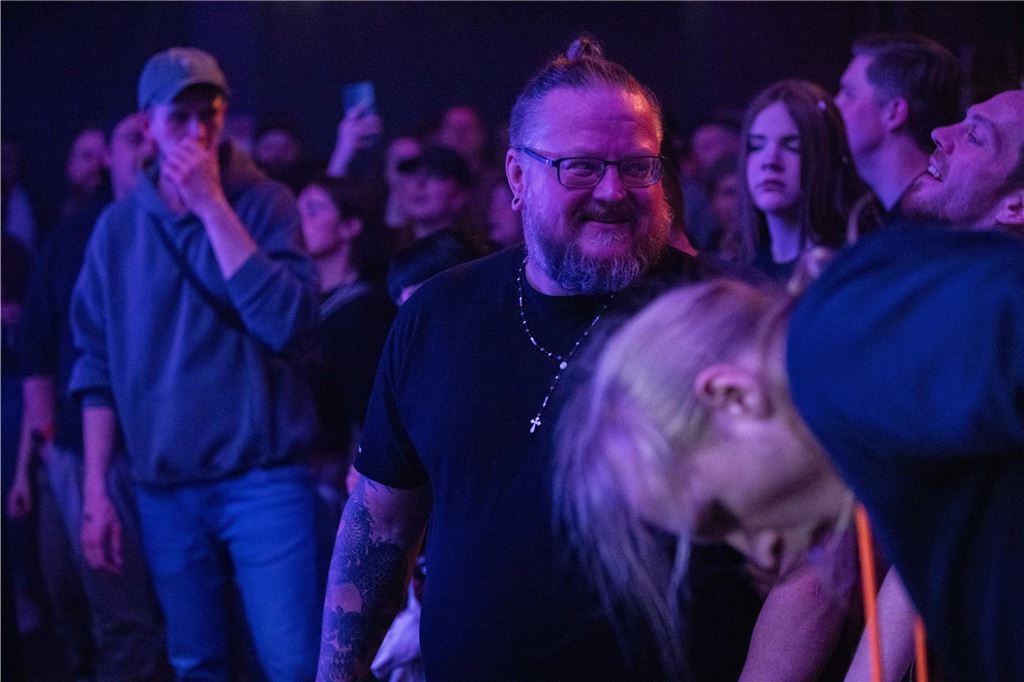 Tanzende Menschen beim Ruhrtal-Rockfest in der Kulturschmiede in Fröndenberg