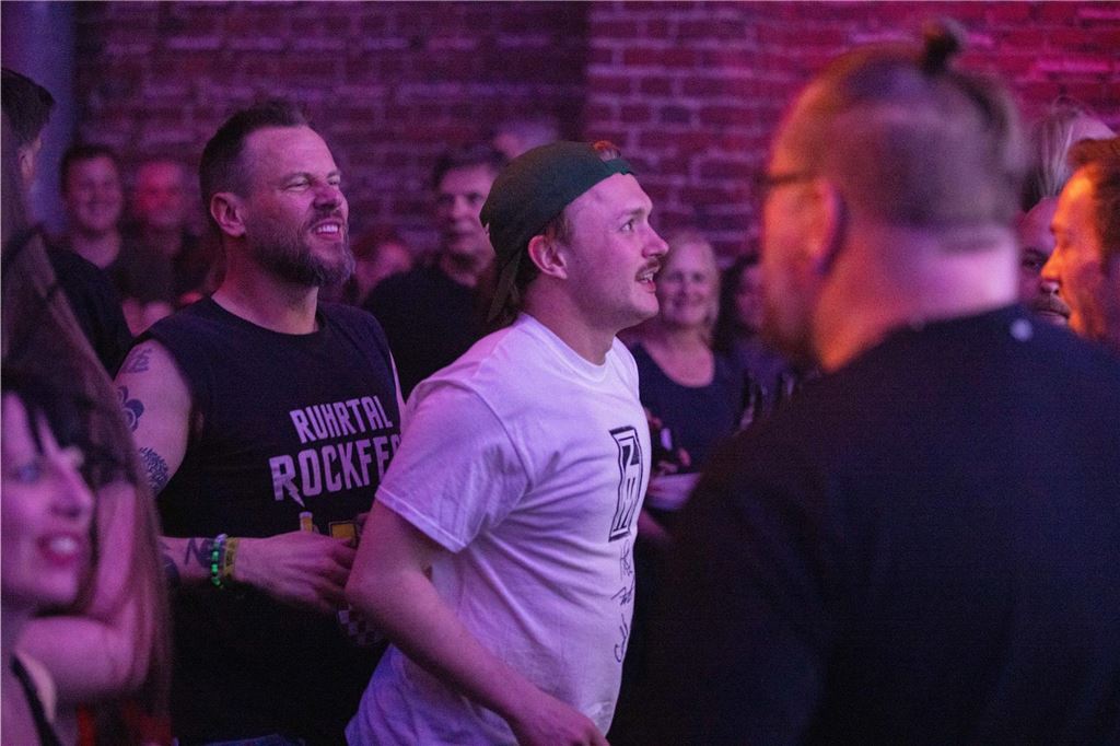 Tanzende Menschen beim Ruhrtal-Rockfest in der Kulturschmiede in Fröndenberg