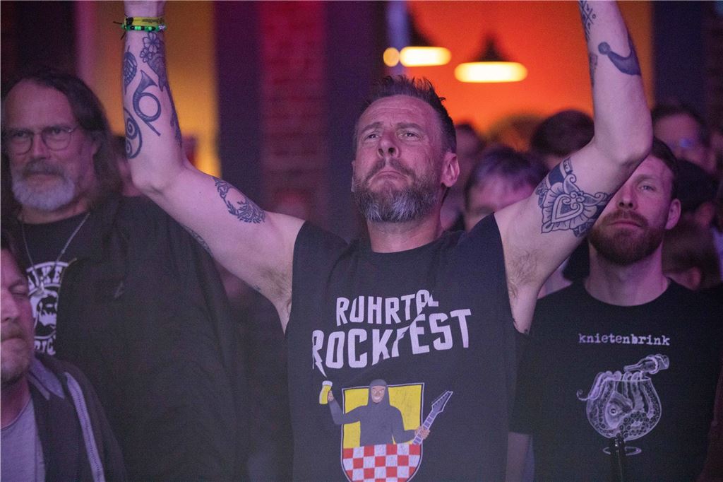 Tanzende Menschen beim Ruhrtal-Rockfest in der Kulturschmiede in Fröndenberg
