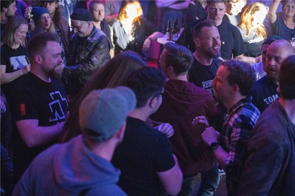 Tanzende Menschen beim Ruhrtal-Rockfest in der Kulturschmiede in Fröndenberg